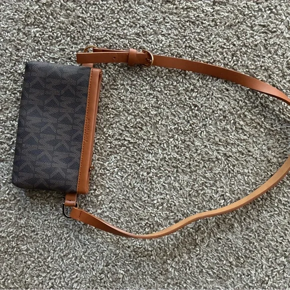 Michael Kors Brown Leather Crossbody Bag with Adjustable Strap - Picture 2 of 6